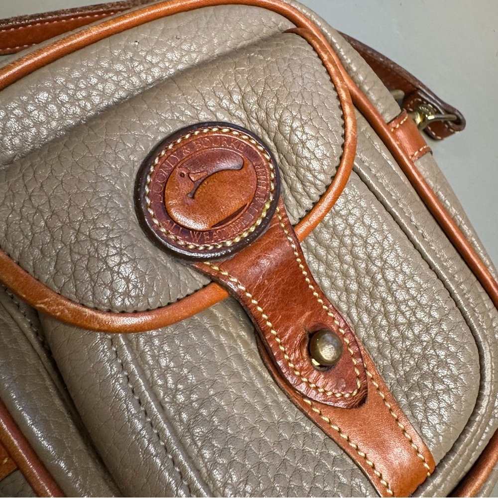 RARE Dooney & Bourke Vintage Mini Explorer Camera Bag Pebbled Leather Taupe VTG - Picture 12 of 12
